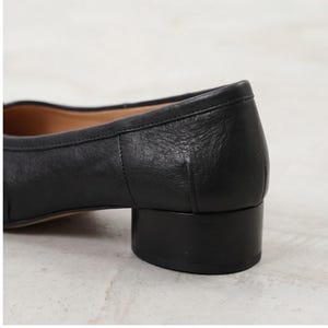 Handgjorda Tabi-skor med split toe, bekväma 3 cm lågklackade eller platta Tabi-skor, minimalistiska läderskor, avantgardistisk stil, trendiga Tabi-loafers bild 3