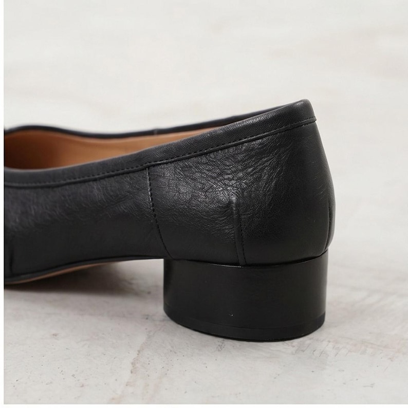 Handgjorda Tabi-skor med split toe, bekväma 3 cm lågklackade eller platta Tabi-skor, minimalistiska läderskor, avantgardistisk stil, trendiga Tabi-loafers bild 3