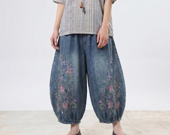 Pantaloni harem oversize ricamati, pantaloni a lanterna in denim pesante, jeans casual boho oversize, pantaloni larghi floreali unici, vita elasticizzata