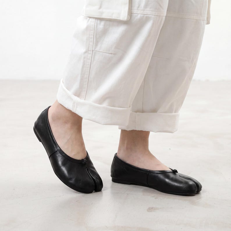 Handgjorda Tabi-skor med split toe, bekväma 3 cm lågklackade eller platta Tabi-skor, minimalistiska läderskor, avantgardistisk stil, trendiga Tabi-loafers bild 5