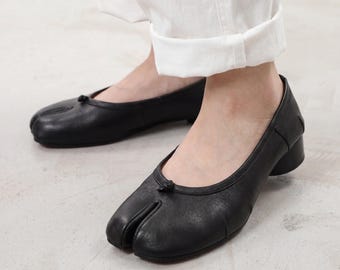 Zapatos Tabi hechos a mano con punta dividida, cómodos con tacón bajo de 3 cm o planos, zapatos minimalistas de cuero, estilo vanguardista, mocasines Tabi de moda.