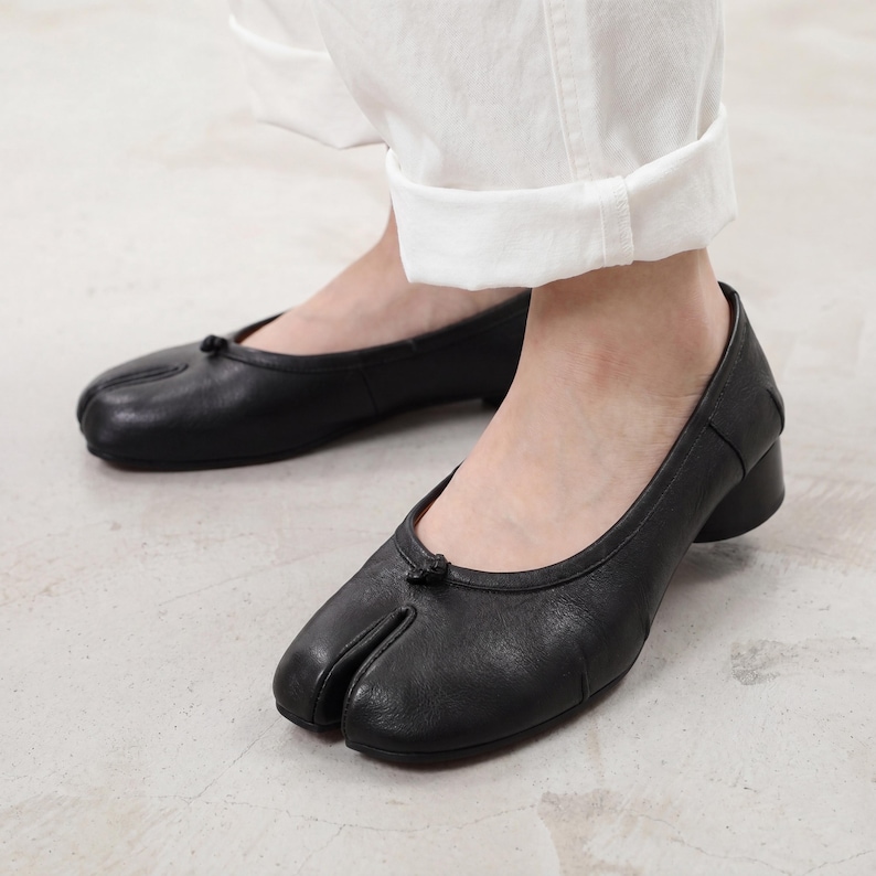 Handgjorda Tabi-skor med split toe, bekväma 3 cm lågklackade eller platta Tabi-skor, minimalistiska läderskor, avantgardistisk stil, trendiga Tabi-loafers bild 1
