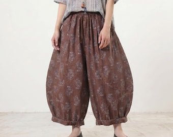 Pantaloni a lanterna oversize in denim di cotone con stampa floreale, stile boho con elastico in vita.