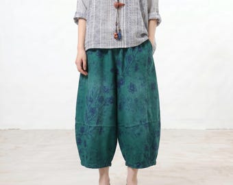 Pantalones vaqueros tipo capullo con estampado floral, pernera ancha y corte cropped, estilo bohemio casual.