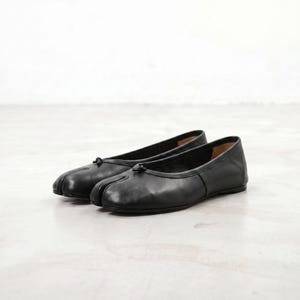 Handgjorda Tabi-skor med split toe, bekväma 3 cm lågklackade eller platta Tabi-skor, minimalistiska läderskor, avantgardistisk stil, trendiga Tabi-loafers bild 2