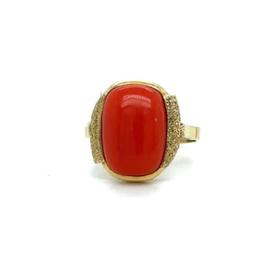 18K Yellow Gold Coral Ring: Vintage Oval Cabochon Statement Jewelry
