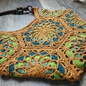 Bolso de hombro de ganchillo color ámbar, cobre, verde azulado y verde azulado