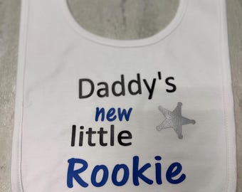 Babero para bebé, babero para bebé, babero para bebé con temática policial, bebé niño, regalos para baby shower, regalos para recién nacidos, nuevo papá novato, baberos para niño, babero para bebé de policía