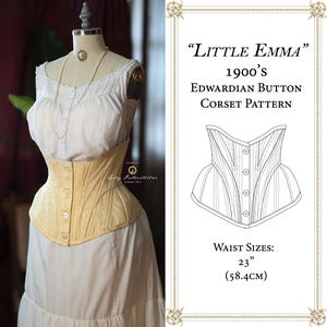 Puede incluir: Un patrón de corsé de botón eduardiano blanco llamado "Little Emma" para una cintura de 58,4 cm (23 pulgadas). El patrón se muestra en un maniquí blanco que lleva un corsé amarillo.