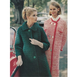 Peut inclure: Deux femmes portant des manteaux. La femme de gauche porte un manteau vert avec une fermeture à boutons. La femme de droite porte un manteau à carreaux rouge et blanc avec une fermeture à boutons. Les deux femmes sont debout devant une voiture rouge.