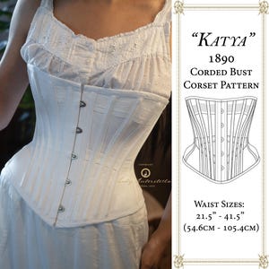 Peut inclure: Un patron de corset bustier à baleines de 1890 de couleur blanche appelé "Katya" avec un dessin au trait du corset et les tailles de taille indiquées en pouces et en centimètres.