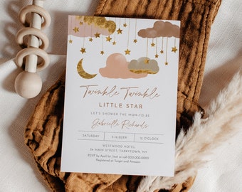 Peut inclure: Une invitation de fête prénatale avec un thème rose et or. L'invitation présente un design fantaisiste avec des nuages, des étoiles et une lune croissante. Le texte indique "Twinkle Twinkle Little Star" et comprend la date, l'heure et le lieu de l'événement. Les informations de RSVP sont également incluses.