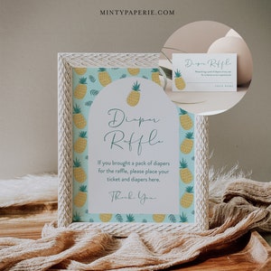 Puede incluir: Un marco blanco con un cartel de patrón de piña amarillo y azul claro que dice "Diaper Raffle". El cartel dice "Si trajiste un paquete de pañales para la rifa, coloca tu boleto y los pañales aquí. Gracias."