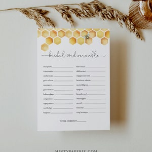 K&ouml;nnte beinhalten: Ein druckbares Brautparty-Spiel mit einem Wabenmuster und einer Bienenillustration. Das Spiel hei&szlig;t "bridal word scramble" und enth&auml;lt eine Liste von W&ouml;rtern, die man entwirren muss.