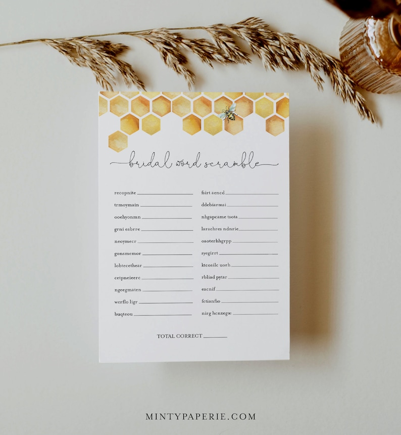 K&ouml;nnte beinhalten: Ein druckbares Brautparty-Spiel mit einem Wabenmuster und einer Bienenillustration. Das Spiel hei&szlig;t "bridal word scramble" und enth&auml;lt eine Liste von W&ouml;rtern, die man entwirren muss.