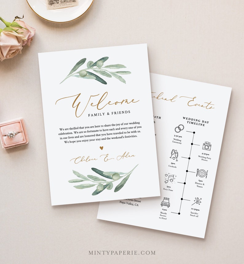 Peut inclure: Une pancarte de bienvenue pour un mariage avec une illustration de branche d'olivier verte et le texte "Welcome Family & Friends" en &eacute;criture dor&eacute;e. La pancarte comprend &eacute;galement les noms "Chloe & Alan" en &eacute;criture dor&eacute;e et l'adresse "4700 Brown Street Napa Valley, CA". La pancarte est sur un fond blanc. La deuxi&egrave;me image montre un calendrier de la journ&eacute;e de mariage avec des ic&ocirc;nes pour la c&eacute;r&eacute;monie, l'heure du cocktail, le d&icirc;ner et le d&eacute;part avec des &eacute;tincelles.