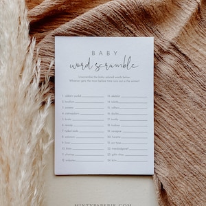 Puede incluir: Un juego de baby shower imprimible con el título "Baby Word Scramble". El juego instruye a los jugadores a descifrar palabras relacionadas con bebés. El juego incluye 24 palabras para descifrar.