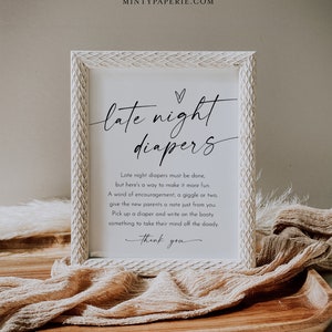 Puede incluir: Un cartel enmarcado en blanco con texto negro que dice "late night diapers". El texto debajo dice "Late night diapers must be done, but here's a way to make it more fun. A word of encouragement, a giggle or two, give the new parents a note just from you. Pick up a diaper and write on the booty something to take their mind off the doody. Thank you."