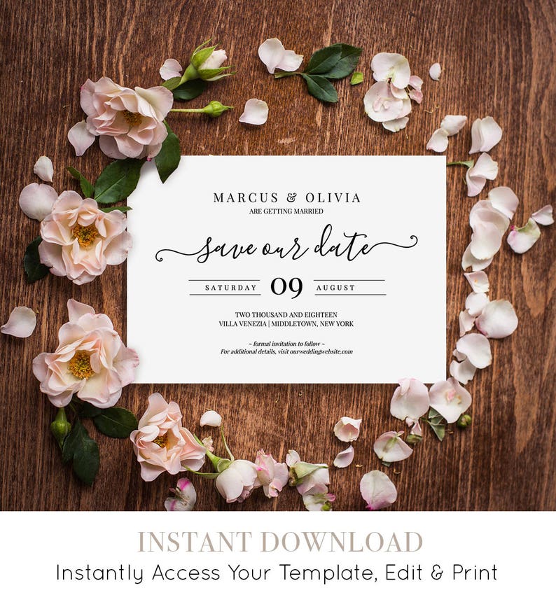 K&ouml;nnte beinhalten: Eine Save-the-Date-Karte mit wei&szlig;em Hintergrund und schwarzem Text. Die Karte zeigt die Namen Marcus und Olivia, das Datum Samstag, 09. August, und den Ort Villa Venezia, Middletown, New York. Die Karte ist von rosa Rosenbl&auml;ttern auf einem Holzgrund umgeben.