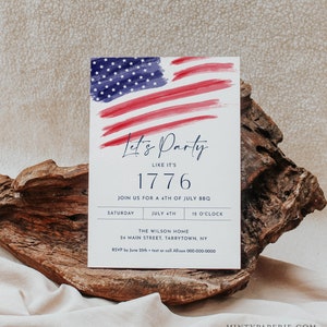 Może przedstawiać: Aquarela przedstawiająca amerykańską flagę w kolorach czerwonym, białym i niebieskim. Tekst "Let's Party Like It's 1776" jest napisany niebieskim pismem odręcznym. Zaproszenie na grilla z okazji 4 lipca w sobotę, 4 lipca o godzinie 12:00 w The Wilson Home, 24 Main Street, Tarrytown, NY. Prosimy o potwierdzenie udziału do 25 czerwca.