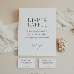 Puede incluir: Un cartel blanco con texto negro que dice "Diaper Raffle". El cartel dice "Si trajiste un paquete de pañales para la rifa, por favor coloca tu boleto aquí. Gracias". Hay dos carteles blancos más pequeños con texto negro que dicen "Diaper Raffle" y tienen un espacio para un nombre.