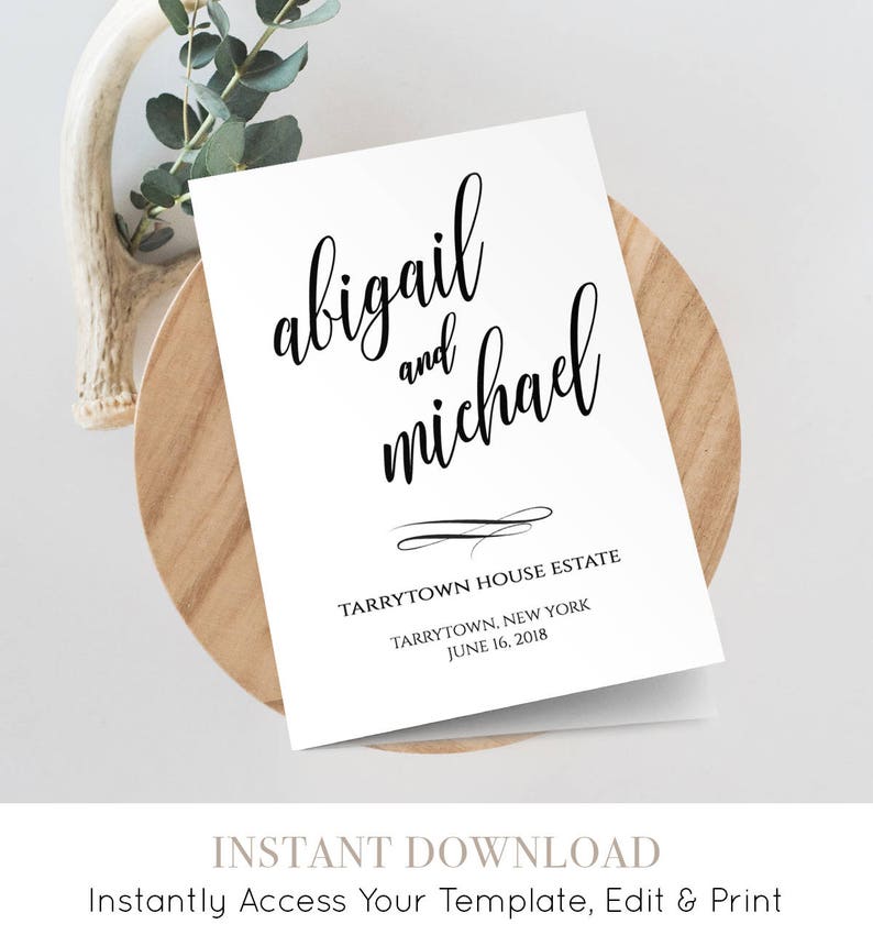 以下が含まれることがあります： 「abigail and michael」と黒色の筆文字で書かれた白い結婚式の発表カード。その下に「Tarrytown House Estate, Tarrytown, New York, June 16, 2018」と記載されている。