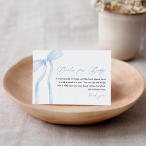 Livres avec noeud bleu pour carte de naissance, demande de livre, encart de livre d'invitation de baby shower coquette noeud garçon, texte modifiable, Templett #0057-177BFB