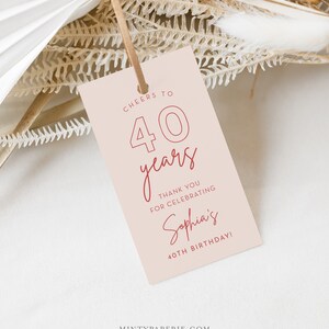 Puede incluir: Etiqueta de agradecimiento rosa y roja con el texto "Cheers to 40 years" y "Thank you for celebrating Sophia's 40th Birthday!"