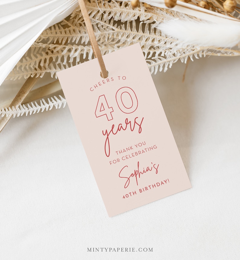 Puede incluir: Etiqueta de agradecimiento rosa y roja con el texto "Cheers to 40 years" y "Thank you for celebrating Sophia's 40th Birthday!"