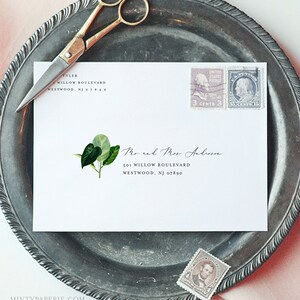 以下が含まれることがあります： 緑の葉のイラストと「Mr. and Mrs. Anderson 501 Willow Boulevard Westwood, NJ 07890」というテキストが書かれた白い封筒。
