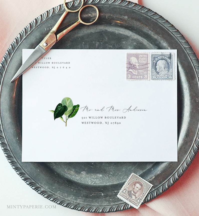 以下が含まれることがあります： 緑の葉のイラストと「Mr. and Mrs. Anderson 501 Willow Boulevard Westwood, NJ 07890」というテキストが書かれた白い封筒。