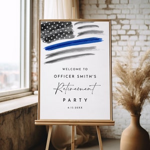 Könnte beinhalten: Ein weißes Schild mit einem amerikanischen Flaggen-Design in Blau und Grau. Der Text auf dem Schild lautet "Willkommen zur Pensionierungsfeier von Officer Smith 6.13.20XX".