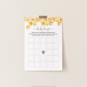 Puede incluir: Una tarjeta de bingo de baby shower imprimible con un patrón de panal y una ilustración de abeja. El texto en la tarjeta dice "baby bingo" y "¿Qué recibirá la futura mamá?" Rellena los cuadrados con tus mejores conjeturas. Marca los cuadrados que coincidan a medida que abre sus regalos. ¡La primera persona en obtener 5 en una fila gana!