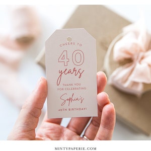 Puede incluir: Una etiqueta de regalo blanca con un borde rojo y el texto "Cheers to 40 years" y "Thank you for celebrating Sophia's 40th Birthday!"