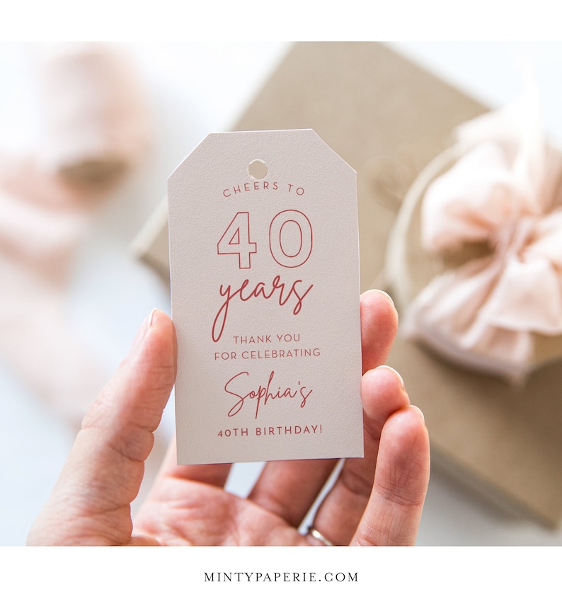 Puede incluir: Una etiqueta de regalo blanca con un borde rojo y el texto "Cheers to 40 years" y "Thank you for celebrating Sophia's 40th Birthday!"