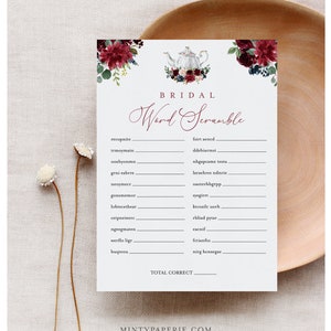 Könnte beinhalten: Ein druckbares Brautparty-Spiel mit einem Aquarell-Blumendesign in Burgunder- und Blautönen. Das Spiel heißt "Bridal Word Scramble" und zeigt eine Teekanne mit Blumen darauf. Das Spiel enthält eine Liste von Wörtern zum Entschlüsseln.
