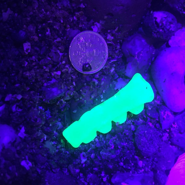 Stunning scottish sea glass uranium uv glow in the dark vaseline glass seaglass lime green patern