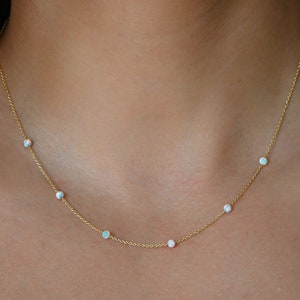 Collier d'opale, collier d'opale blanche délicat, bijoux d'opale, pierre de naissance d'octobre, cadeau pour elle, collier d'opale minimaliste, collier de perles d'opale image 1