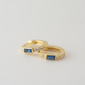 Baguette Sapphire Huggies Oorbellen Goud Tiny Hoops Sierlijke Hoops Sterling Zilver Kleine Hoop Oorbellen September Birthstone Gold Huggie Earring