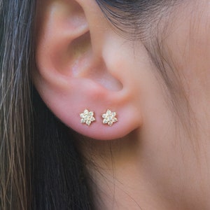 Stud Earrings Gold Earrings Tiny Stud Earrings Cartilage Earring Tragus Earring Small Piercings Small Studs Silver Stud Earrings Flower Stud