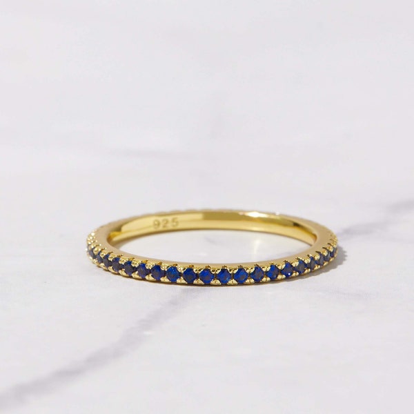 Bague d'éternité fine saphir, bague saphir, bague saphir à superposer, pierre de naissance de septembre, bague minimaliste, bague simple, cadeau pour elle