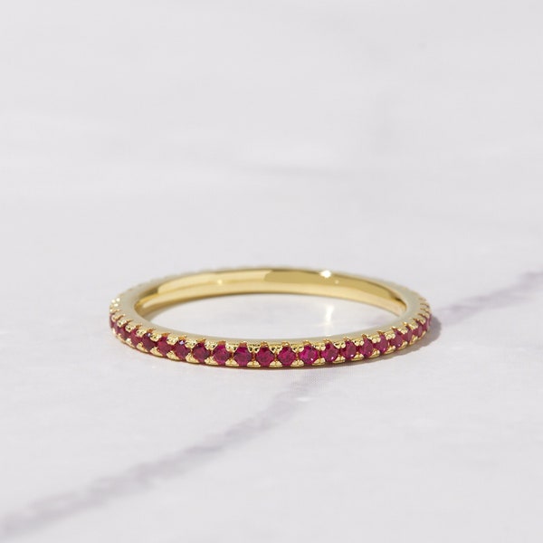 Bague éternité empilable rubis délicat Bague minimaliste en or Bague rubis Pierre de naissance juillet Cadeau pour elle Bague éternité délicate Bague rubis délicate