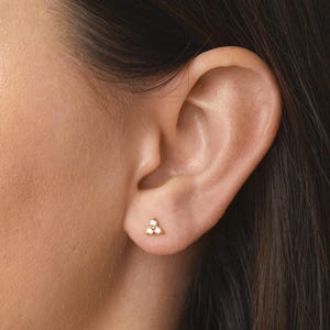 Drie stenen oorbel, kleine studoorbel, diamanten studoorbel, minimalistische sieraden CZ studoorbel, sierlijke kraakbeenoorbel, cadeau voor haar
