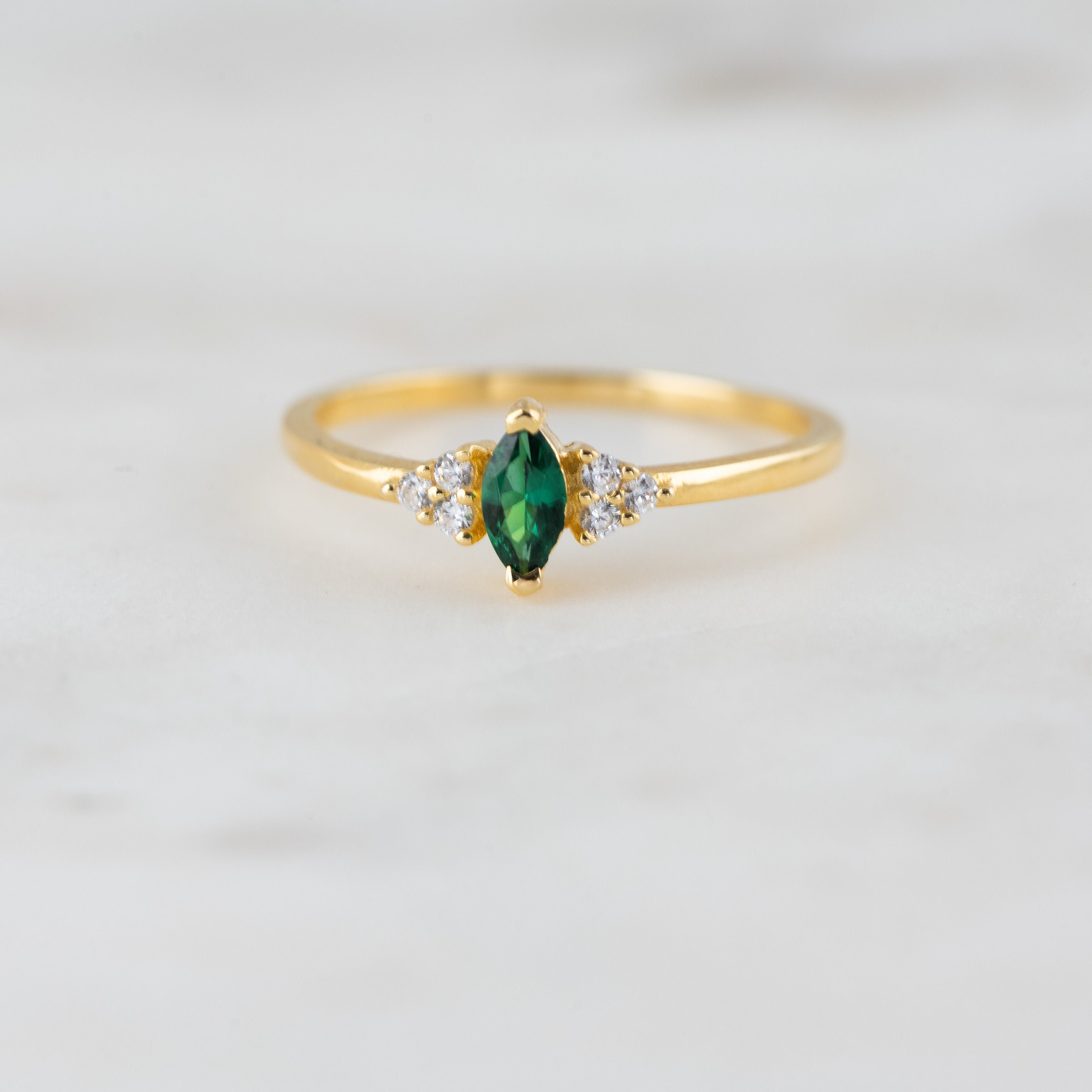minimalistische emerald sieraden 18k mei birthstone ring sierlijke lab emerald sieraden 14k gouden emerald ring Sieraden Ringen Stapelbare ringen gouden verloving gift cadeau voor vrouwen 