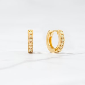 Pendientes de ópalo, pendientes de aro Huggie, joyería de ópalo, regalo de cumpleaños de octubre, pendientes de aro pequeños, pendientes delicados, pendientes minimalistas imagen 2