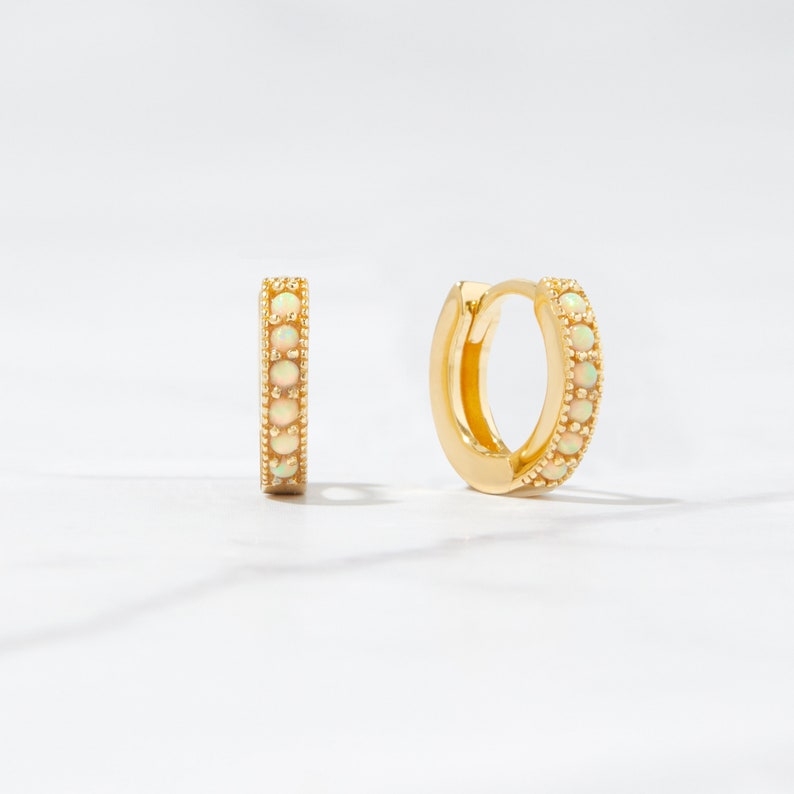 Pendientes de ópalo, pendientes de aro Huggie, joyería de ópalo, regalo de cumpleaños de octubre, pendientes de aro pequeños, pendientes delicados, pendientes minimalistas imagen 2