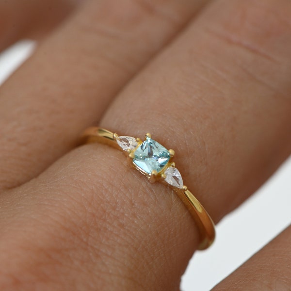 Aquamarin zierlicher Ring, Gold minimalistischer Ring, März Geburtsstein Ring, Sterling Silber Ring, dünner Ring, zarter Ring, Geschenk für sie, Edelstein