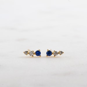 Ohr Kletterer Ohrringe, Saphir Ohrringe, Ohrstecker Ohrringe, CZ Ohrstecker, kleine Gold Ohrringe, Birthstone Schmuck, Saphir Birthstone, Geschenk für sie