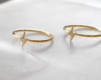 Anillo de rayo, delicado anillo apilable, anillo minimalista de oro, anillo de diamantes sencillo, anillo fino, regalo para ella, anillo delicado, anillo apilable
