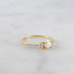 Anillo de ópalo blanco, anillo apilable de ópalo, anillo de ópalo blanco y circonita cúbica, anillo de ópalo dorado delicado, anillo de ópalo en plata esterlina, anillo de ópalo delicado, ópalo dorado imagen 4